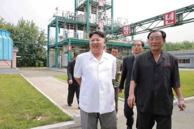 Nhà lãnh đạo Triều Tiên Kim Jong Un (trái) thăm Tổ hợp hóa chất Sunchon - Ảnh: Reuters