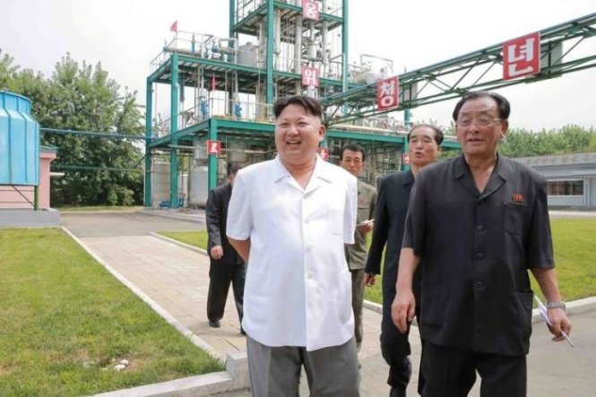 Nhà lãnh đạo CHDCND Triều Tiên Kim Jong Un thăm Tổ hợp hóa chất Sunchon - Ảnh: Reuters