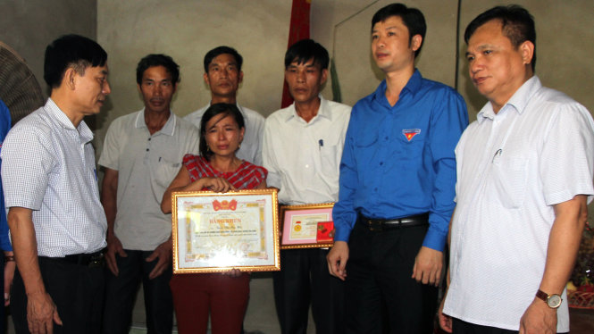 Lãnh đạo Tỉnh đoàn Thanh Hóa trao tặng huy hiệu “Tuổi Trẻ dũng cảm” của Trung ương Đoàn cho gia đình em Trần Thị Thu Hà chiều 25-8 - Ảnh: HÀ ĐỒNG