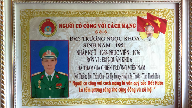Tấm bằng ghi danh của ông Trương Ngọc Khoa, ở thôn Cộn, xã Hạ Trung, huyện Bá Thước mà chủ nhân phải bỏ ra 350.000 đồng để mua - Ảnh: Hà Đồng