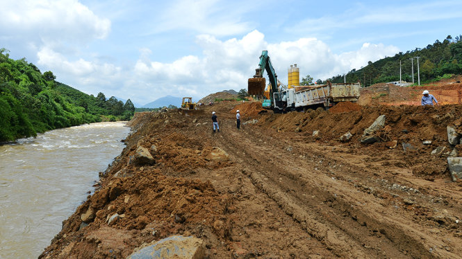 Công trình đê quây vẫn tiếp tục, điểm bị nắn vẫn chưa được mở rộng để thoát ngập úng vườn dân - Ảnh: MAI VINH