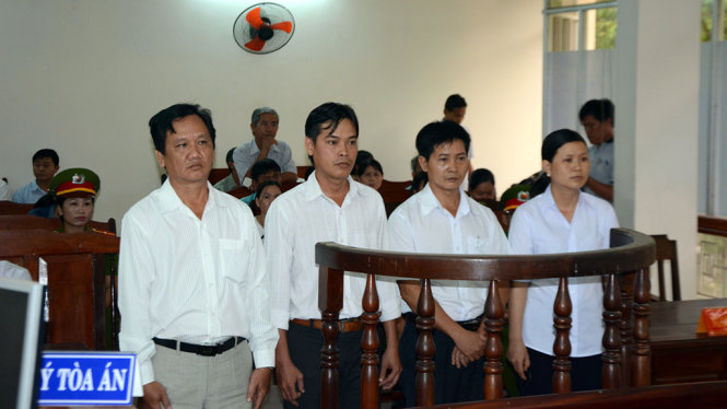 Các bị cáo tại phiên sơ thẩm của TAND tỉnh Tây Ninh ngày 23-6 - Ảnh: ĐỨC TRONG