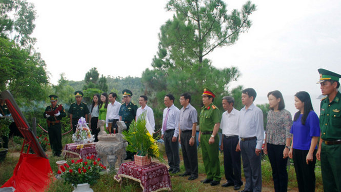 Lãnh đạo tỉnh Quảng Bình tổ chức viếng mộ Đại tướng Võ Nguyên Giáp - Ảnh: PHAN HÀ