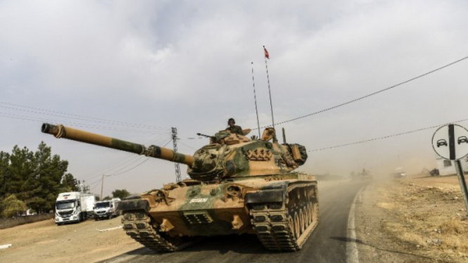Xe tăng Thổ Nhĩ Kỳ tiến vào Syria ngày 25-8 - Ảnh: AFP