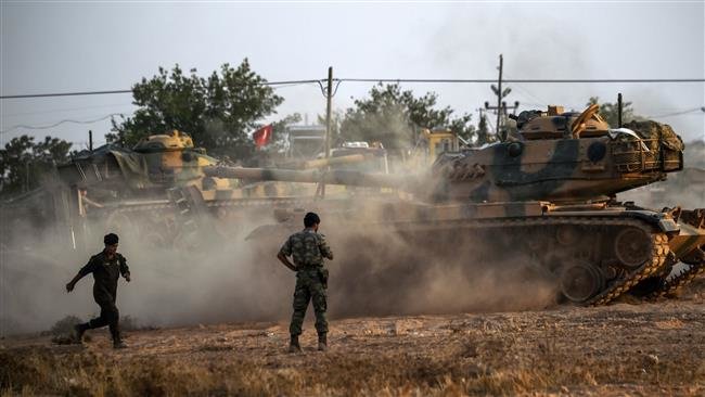 Binh sĩ Thổ Nhĩ Kỳ đứng cạnh xe tăng ở huyện Karkamis, cách biên giới Thổ-Syria chỉ 5km, hôm 25-8 - Ảnh: AFP