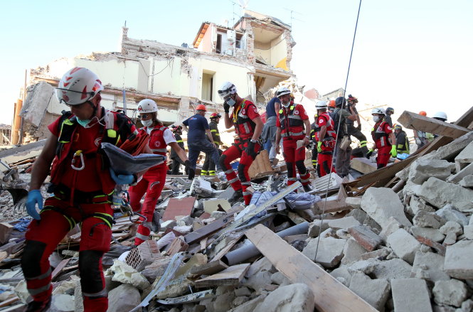 Lực lượng cứu hộ vẫn làm việc không ngừng nghỉ ở Amatrice - Ảnh: Reuters