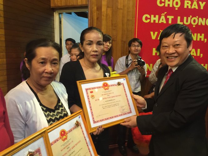 Thứ trưởng Bộ Y tế, GS.TS Nguyễn Viết Tiến trao kỷ niệm chương cho người sống hiến tạng - Ảnh: Trúc Vy