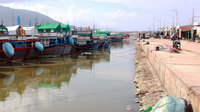 Cảng Cà Ná nằm trong khu dân cư thôn Lạc Nghiệp (xã Phước Diêm, Thuận Nam, Ninh Thuận), giáp ranh với rìa phía nam dự án của Tập đoàn Hoa Sen - Ảnh: TRUNG TÂN