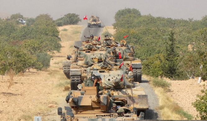 Xe tăng Thổ Nhĩ Kỳ trên đường di chuyển tới thị trấn Jarablus - Ảnh: Reuters