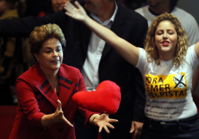 Bà Rousseff với người ủng hộ trong một buổi mit-tinh ở Sao Paulo ngày 23-8 - Ảnh: Reuters