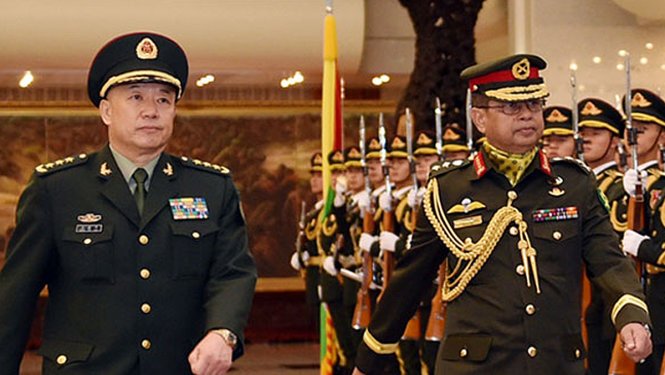 Thượng tướng Vương Kiến Bình (bên trái) là nhân vật cấp cao đầu tiên của Quân đội Trung Quốc “ngã ngựa” trong thời gian đương chức - Ảnh: Bộ Quốc phòng Trung Quốc