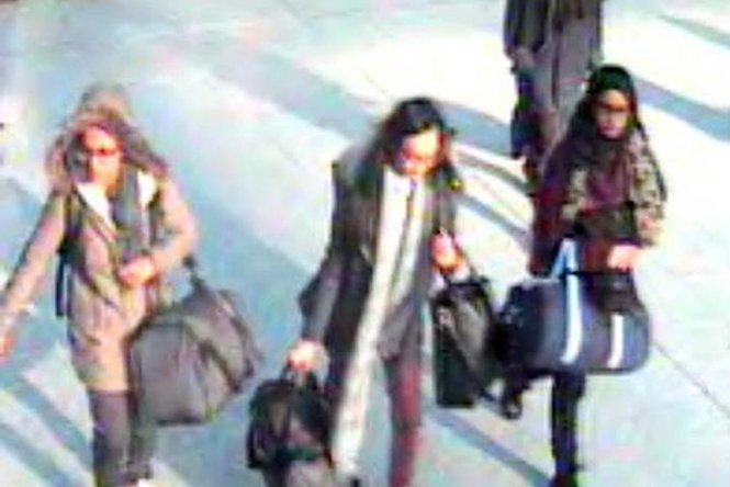 Trong ảnh là 3 thiếu nữ người Anh đã trốn sang Syria để gia nhập IS. Hàng chục phụ nữ Canada cũng đã có xu hướng hành động như vậy thời gian qua - Ảnh: AP