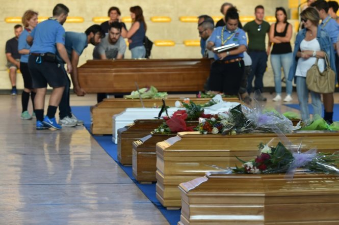 Linh cữu của các nạn nhân thiệt mạng trong trận động đất được đặt tại một nhà thờ ở Ascoli Piceno ngày 26-8 - Ảnh: AFP