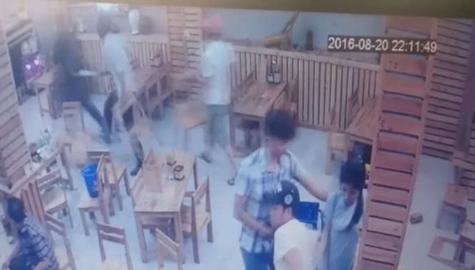 Camera ghi lại cảnh nhóm thanh niên xông vào đập phá quán nhậu ở Đà Nẵng