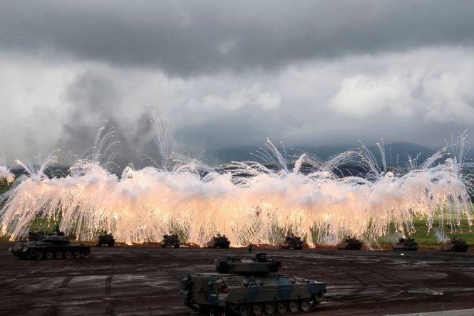Các xe tăng của lực lượng phòng vệ Nhật Bản huấn luyện bắn đạn thật ở chân núi Fuji, tỉnh Shizuoka ngày 25-8-2015 (ảnh tư liệu) - Ảnh: Bloomberg
