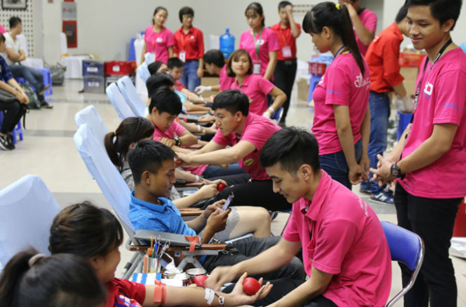Các bạn trẻ sau khi tham gia hiến máu được chăm sóc sức khỏe ngay gần khu vực hiến máu