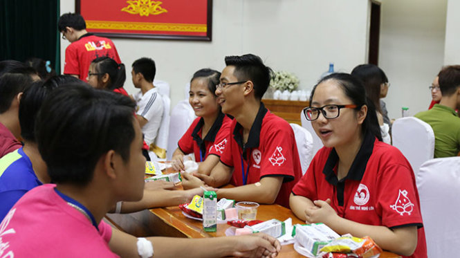 Các tình nguyện viên trò chuyện với các bạn trẻ vừa hiến máu xong