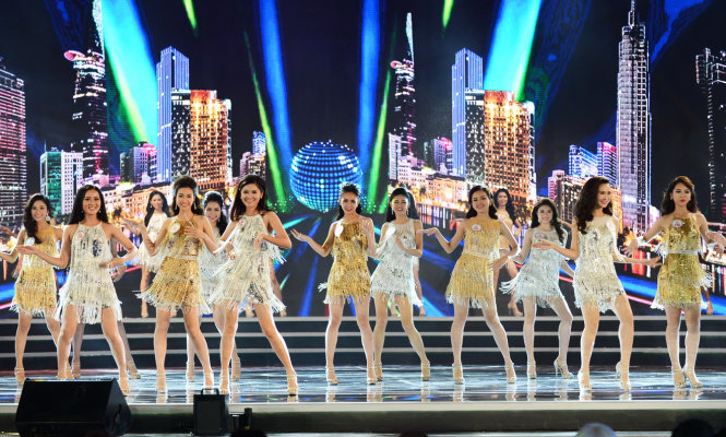 30 thí sinh xuất hiện trong đêm chung kết toàn quốc Hoa hậu Việt Nam - Ảnh: T.T.D