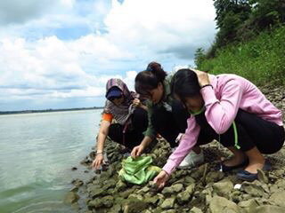 Các cô giáo SGA nhặt sỏi ở Hồ Trị An để làm vật liệu dạy học - Ảnh: M.L