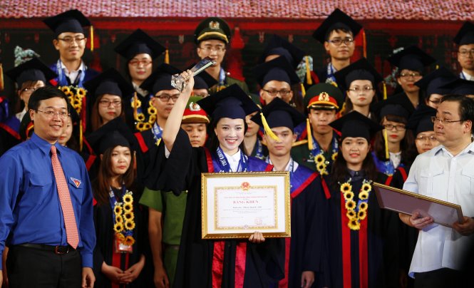 Các thủ khoa xuất sắc nhận bằng khen của UBND thành phố Hà Nội