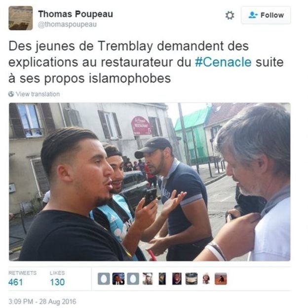 Tranh cãi trước cửa nhà hàng về chuyện từ chối phục vụ thực khách nữ người Hồi giáo - Ảnh: Twitter/Thomas Poupeau