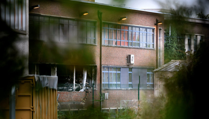 Một phần Viện nghiên cứu tội phạm Bỉ bị hư hại sau vụ tấn công - Ảnh: REUTERS
