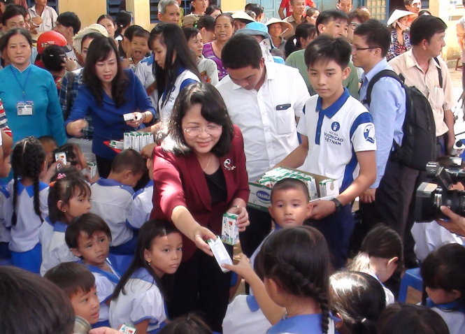 Phó chủ tịch nước Đặng Thị Ngọc Thịnh trao tặng sữa cho học sinh Trường tiểu học B Mỹ Hiệp, xã Mỹ Hiệp, Chợ Mới (An Giang)-Ảnh: Đ.VỊNH