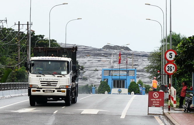 Xe chở rác ra vào bãi rác Đa Phước, huyện Bình Chánh, TP.HCM - Ảnh: HỮU KHOA