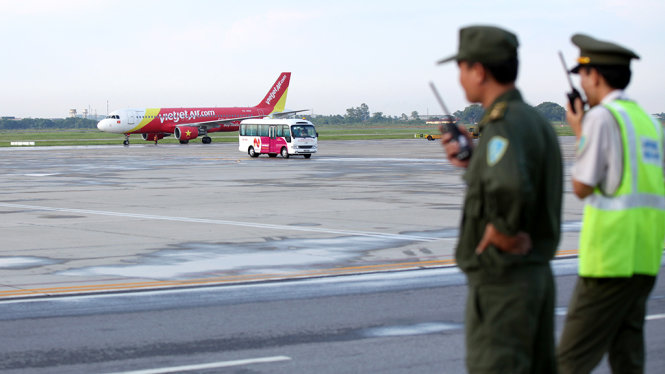 An ninh hàng không làm nhiệm vụ tại Cảng hàng không quốc tế Nội Bài - Ảnh: T.PHÙNG
