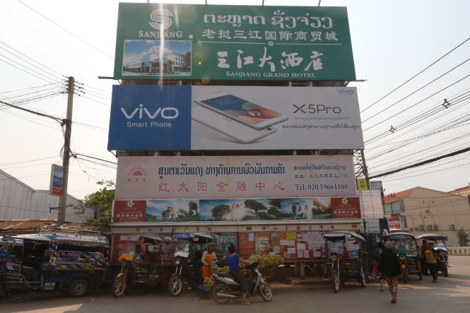 Ở Lào, nơi nào cũng thấy bảng hiệu tiếng Trung Quốc - Ảnh: Q.VIỆT