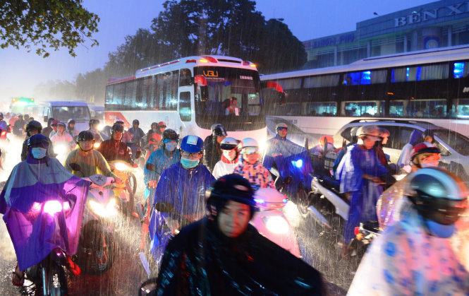 Dòng người xe di chuyển khó nhọc trong mưa tầm tã tại ngã tư Đinh Bộ Lĩnh - Nguyễn Xí (Q.Bình Thạnh) - Ảnh: LÊ PHAN
