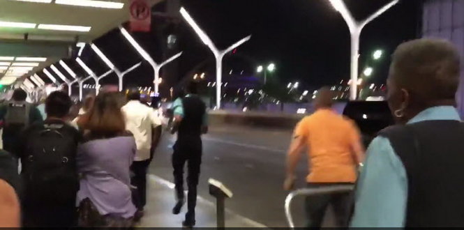 Hành khách chạy khỏi khu vực cổng sân bay - trích từ clip Twitter