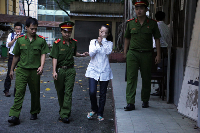 Bị cáo Trang bị giải đi sau phiên tòa sơ thẩm - Ảnh: MINH BẰNG