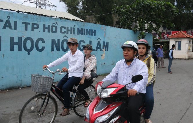 Thầy Ngô Khắc Vũ chở Oanh bằng xe máy đến ký túc xá Đại học Nông lâm TP.HCM. Đạt và Vấn đạp xe đạp lọc cọc theo sau - Ảnh: T.L.