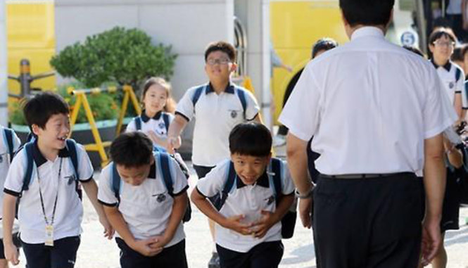 Học sinh tiểu học tại Hàn Quốc cúi đầu chào thầy - Ảnh: YONHAP