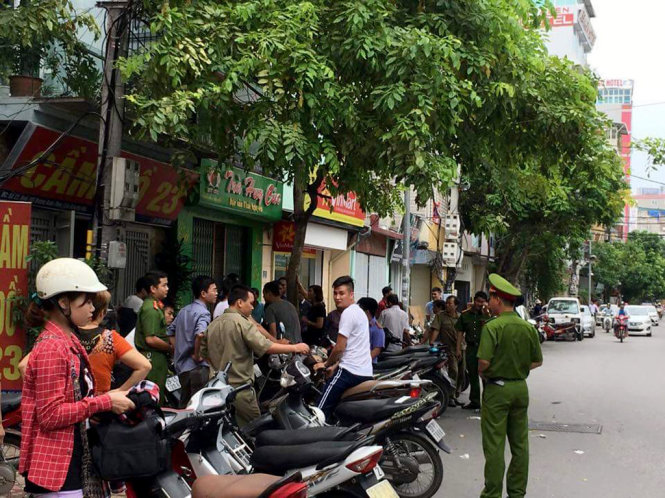 Trước ngôi nhà nơi xảy ra vụ án mạng