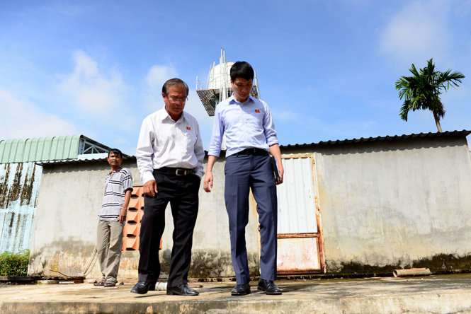 Thành viên Đoàn giám sát đang kiểm tra chất lượng vệ sinh một bể cấp nước tại xã Nhị Bình, huyện Hóc Môn - Ảnh: LÊ PHAN