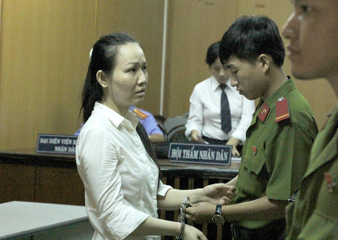 Bị cáo Huỳnh Đức Vân Trang tại tòa - Ảnh: MINH BẰNG
