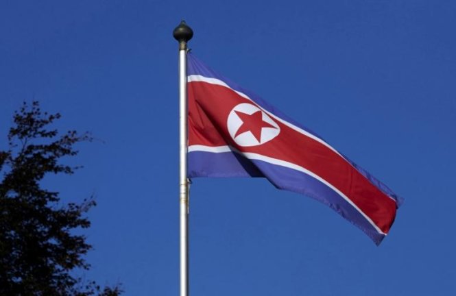 Quốc kỳ CHDCND Triều Tiên tung bay tại Phái đoàn thường trực của Triều Tiên tại Geneva, Thụy Sỹ ngày 2-10-2014 - Ảnh: Reuters