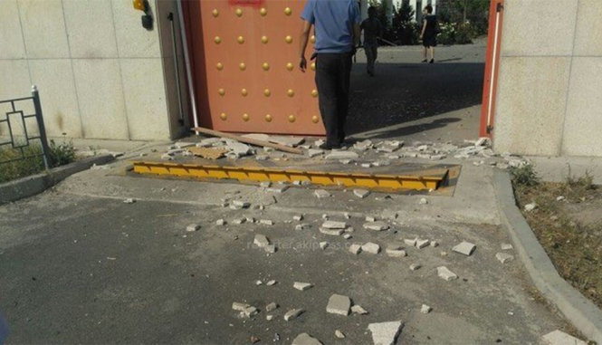 Nhiều mảnh bêtông văng ra ở một cổng của Đại sứ quán Trung Quốc - Ảnh: Twitter Saad Abedine