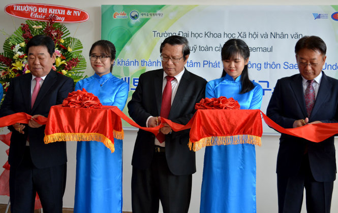 TS Võ Văn Sen, hiệu trưởng Trường ĐH KHXH&NV (ĐHQG TP.HCM) (giữa) cắt băng khánh thành Trung tâm phát triển nông thôn - Saemaul Undong. Ảnh: THANH THẢO