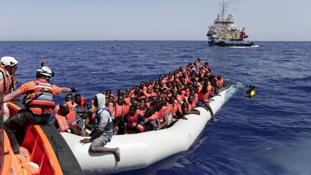Những người di cư được cứu hộ ngoài khơi biển Libya - Ảnh: Reuters