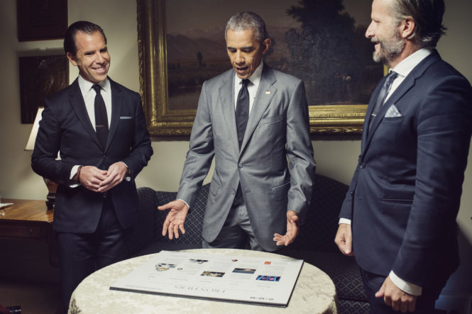 Tại phòng Roosevelt của Nhà Trắng, tổng thống Barack Obama thảo luận về kế hoạch cho ấn phẩm ông sẽ là cố vấn biên tập cho tạp chí Wired với 2 lãnh đạo của tạp chí Wired là ông Scott Dadich và ông Robert Capps (ngoài cùng bên phải)- Ảnh: Wired