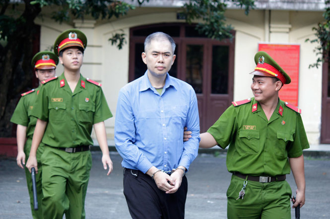 Bị cáo Eng Yong Kit bị giải đi sau phiên tòa sơ thẩm - Ảnh: MINH BẰNG
