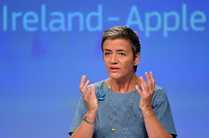 Bà Margrethe Vestager, Ủy viên châu Âu họp báo về chuyện truy thu thuế của Apple ở Brussels ngày 30-8 - Ảnh: Reuters
