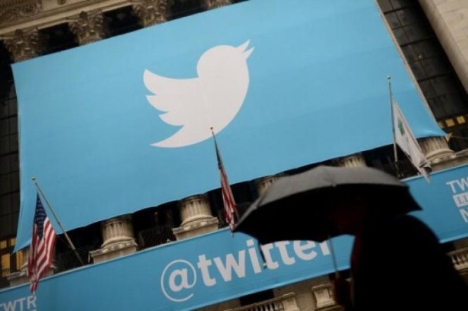Một tấm bảng lớn có biểu tượng Twitter ở mặt trước Sàn giao dịch chứng khoán New York - Ảnh: AFP
