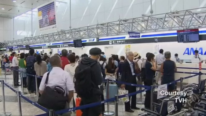 Hành khách bị ảnh hưởng do máy bay hủy chuyến do bão - Ảnh: REUTERS