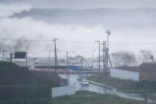 Từng đợt sóng cao ập vào bờ biển thành phố Ishinomaki, Nhật Bản - Ảnh: REUTERS