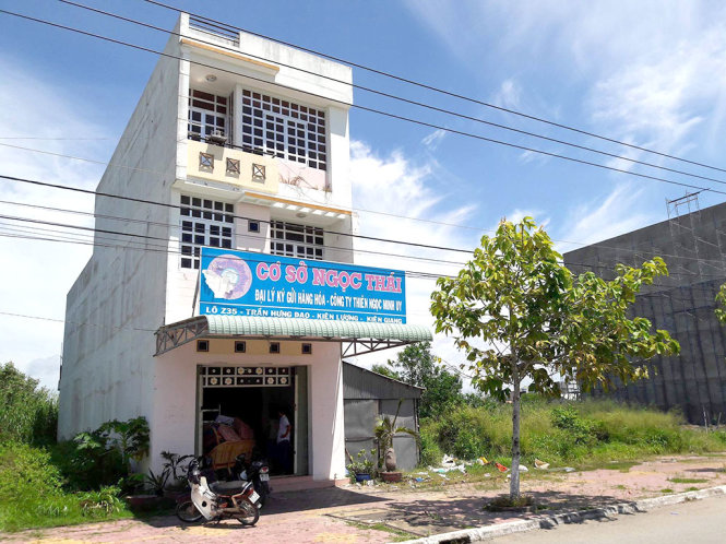 Trụ sở và giấy chứng nhận đăng ký kinh doanh cơ sở đa cấp Ngọc Thái tại thị trấn Kiên Lương - Ảnh: VĂN PHỤNG