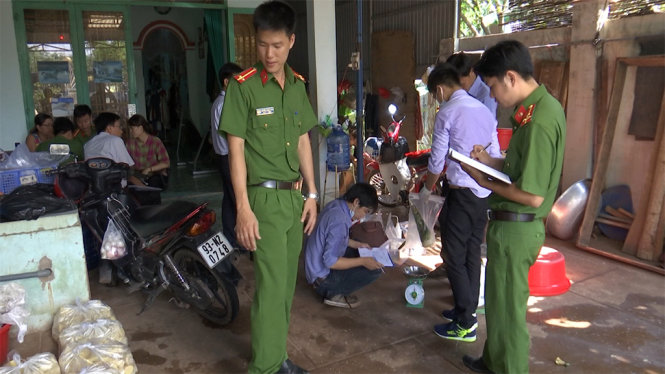 Cơ quan chức năng tiến hành thu giữ số măng ngâm hóa chất tại nhà bà Nguyễn Thị Liên - Ảnh: B.L